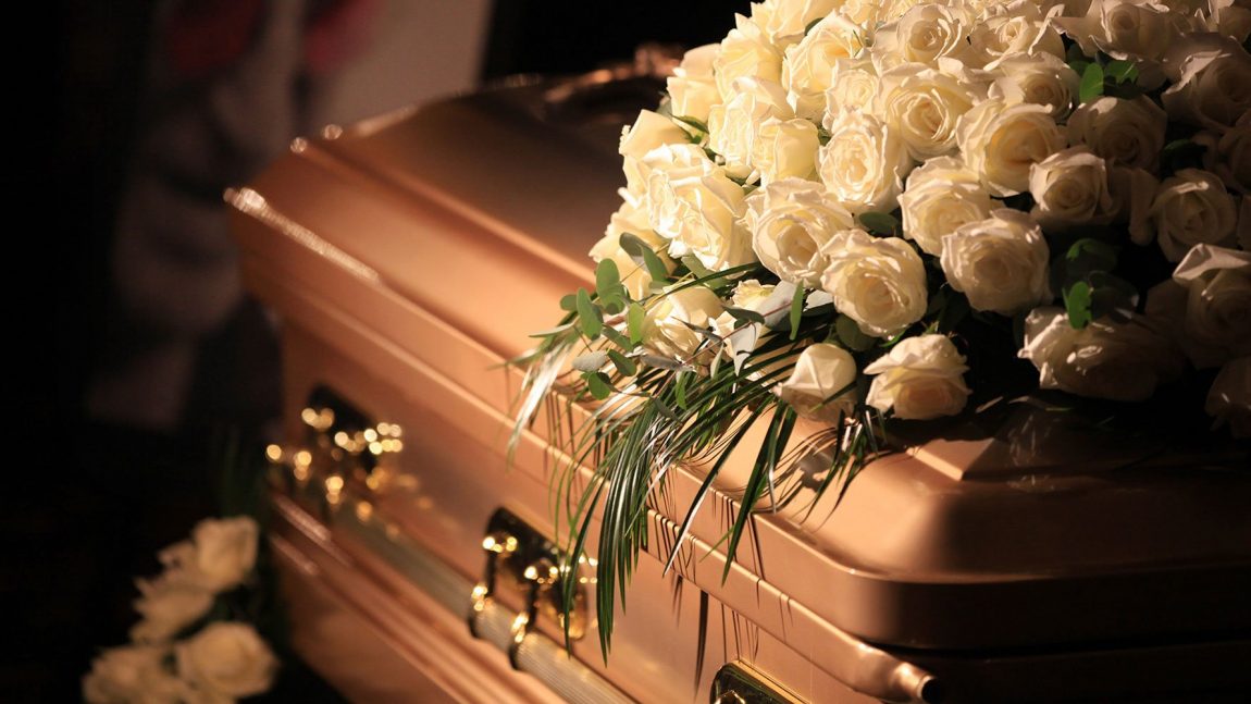 ¿Cuál es la diferencia entre velatorio y funeral?