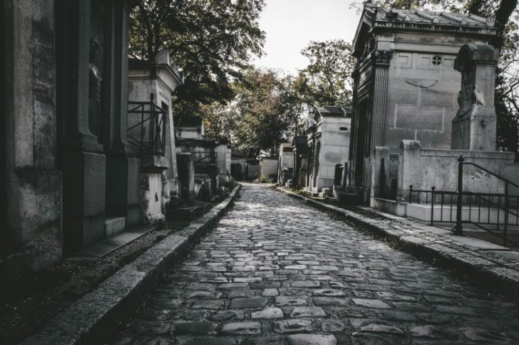 ¿Cuál es la diferencia entre un cementerio y un panteón?