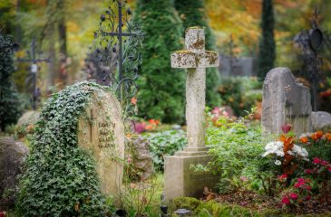Diferencias entre cementerio público y privado